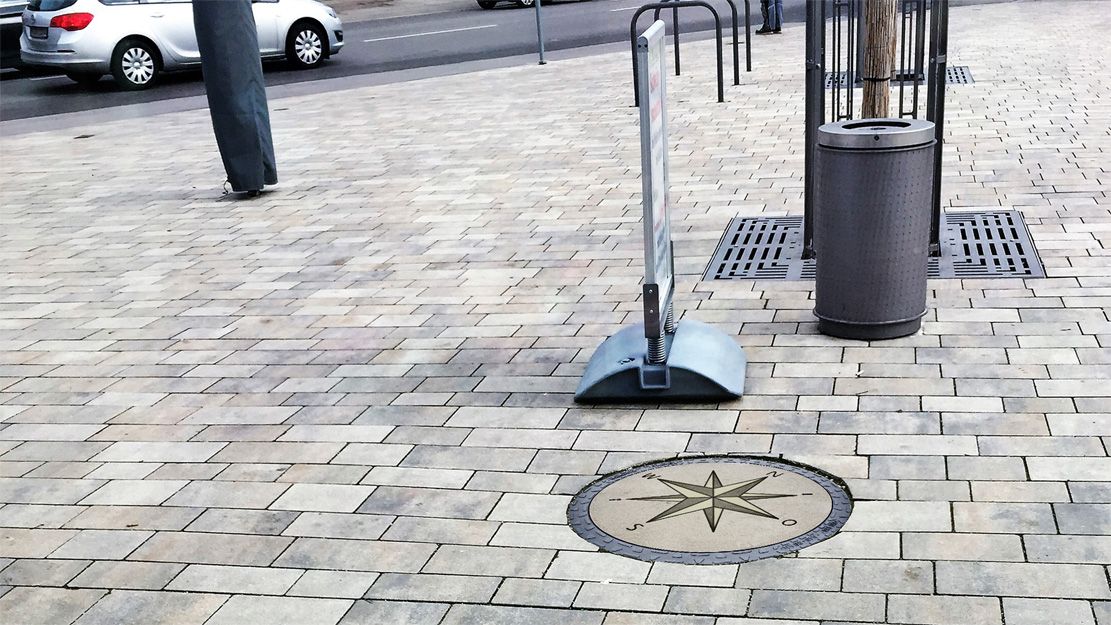 EnviroTop® in Gestaltungspflaster HATIBA | EnviroTop Schachtabdeckung im Einbau